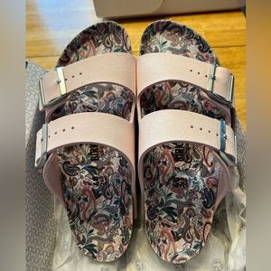 Birkenstock Arizona sandal size 40 narrow width. Brand new! ADORABLE 🩷
